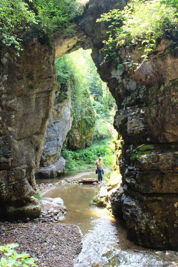 Il torrente Magiaiga sotto un ponte naturale.