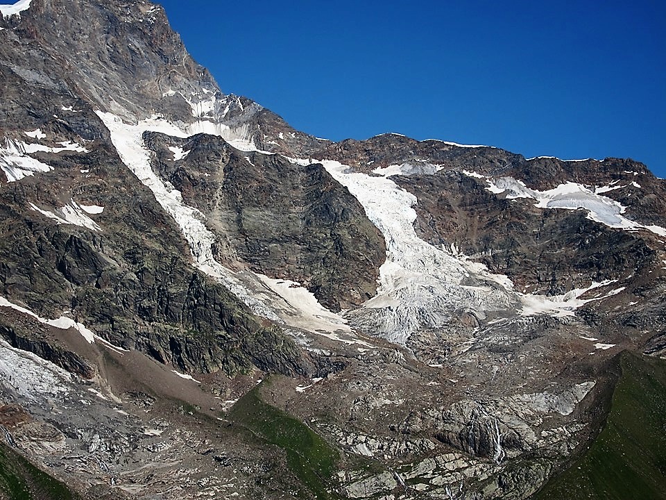 A destra: ghiacciaio della Sesia