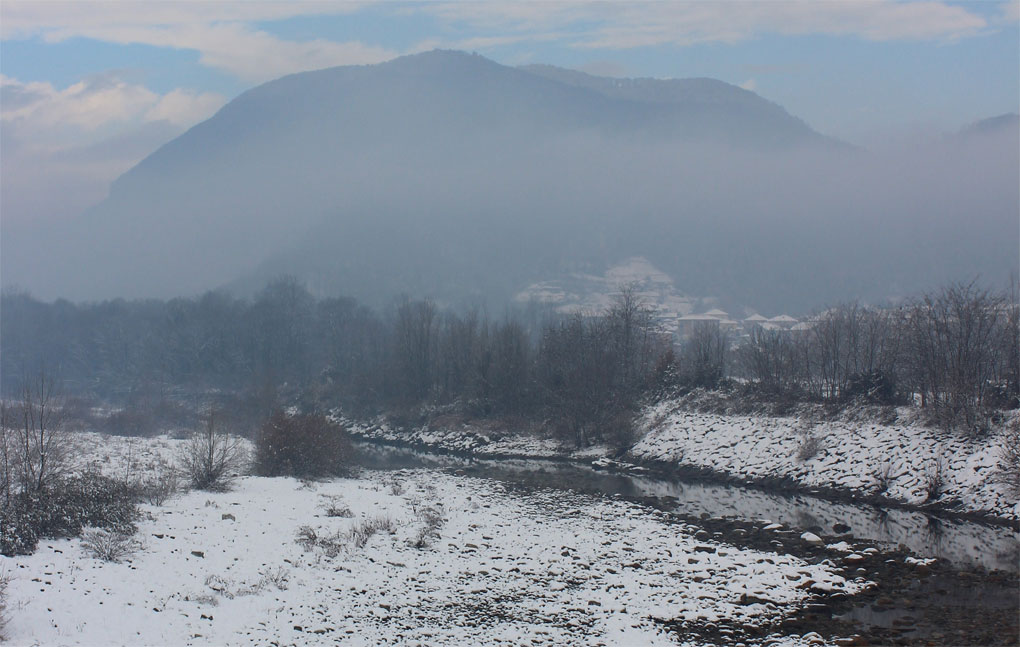 Fiume Sesia in inverno, Monte Fenera verso N.E: