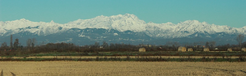 Un trio tipico dell'autunno in campagna: le risaie, i balot di paglia e il monte Rosa.