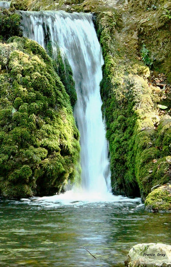 La cascata dall'acqua color smeraldo (Foto: Franco Gray)